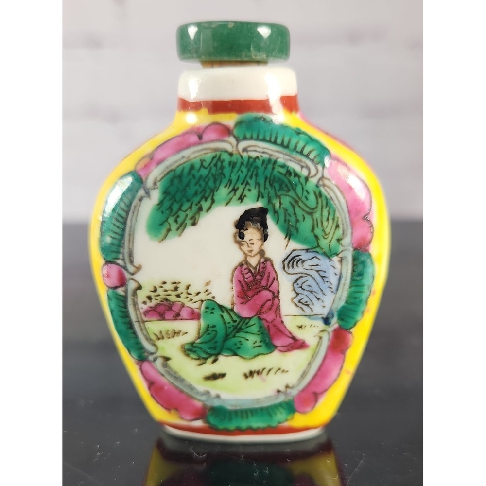 Antique / Vintage Asian Porcelain Snuff Bottle Hand Painted Scene W/ Stopper.